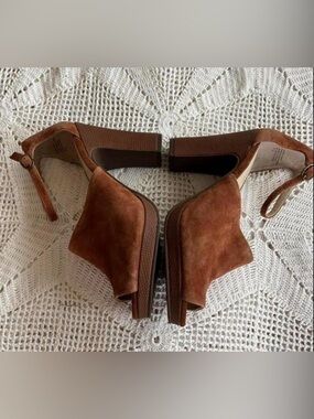 Seychelles Cognac Suede
Platform Heels 7.5 Chunky Block Heel Minimal Sandals